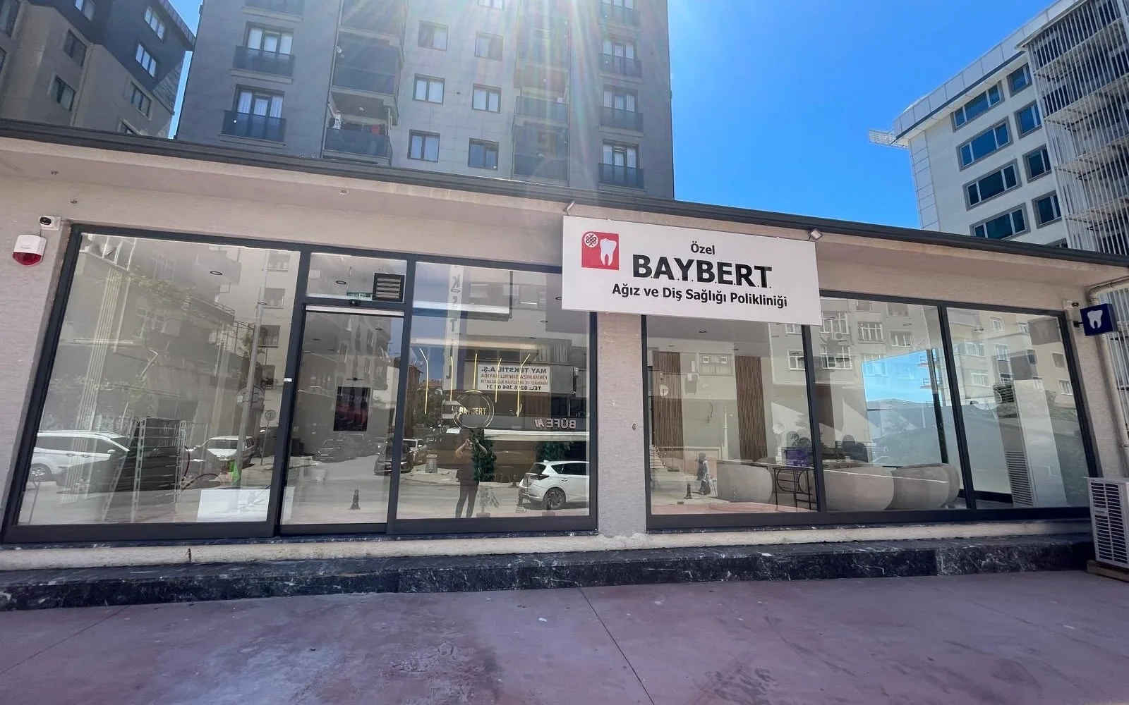 Kliniğin sokak cephesi ve Baybert tabelası