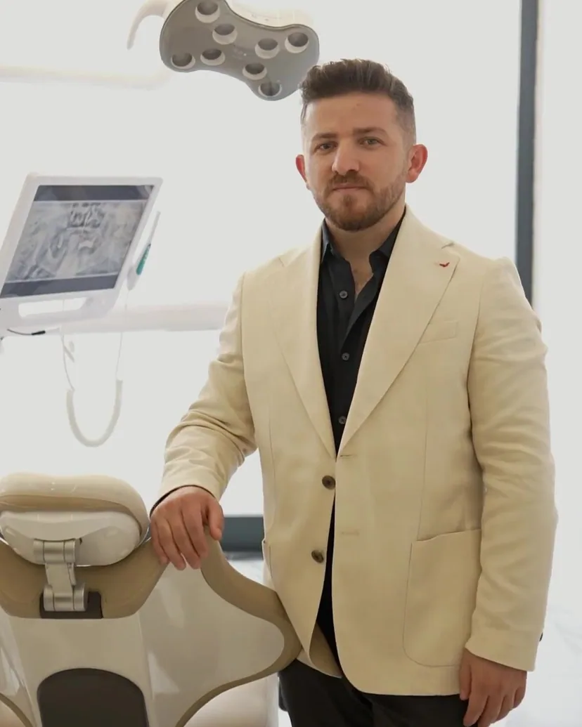 Dt. Emre Birgül, kliniğin tedavi odasında